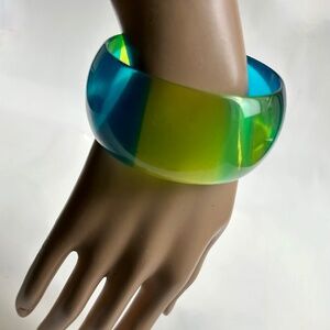 Vintage 1960s Genuine DuPont Lucite Bangle Bracelet Best Plastics Factory